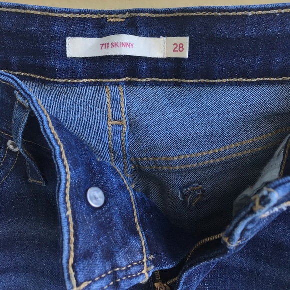 LIKE NEW Levi’s 711 Skinny Ripped Jeans - Picture 4 of 8